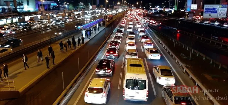 İstanbul’da hafta sonu kısıtlamasına saatler kala trafik yoğunluğu zirveye çıktı!