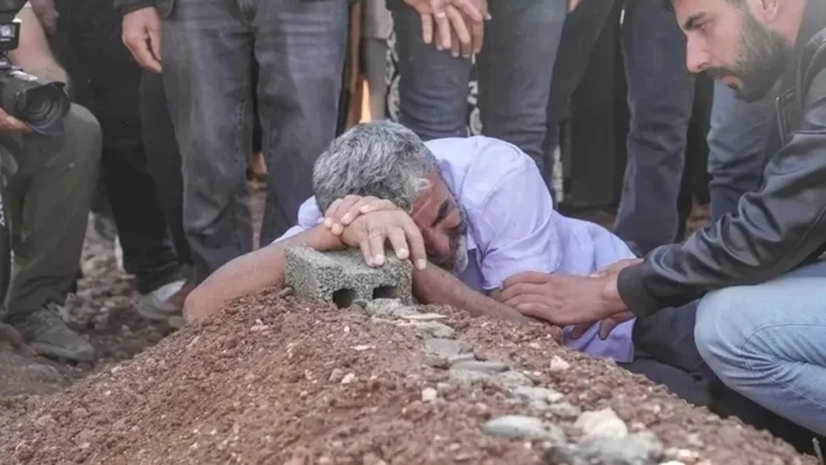Rojin’in acılı babasına alçak tehdit: “Sen de kızının yanına gidersin” haber görseli