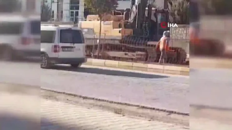 Adıyaman'da kepçe operatörü ve işçilerin sıradışı salıncak keyfi kamerada!