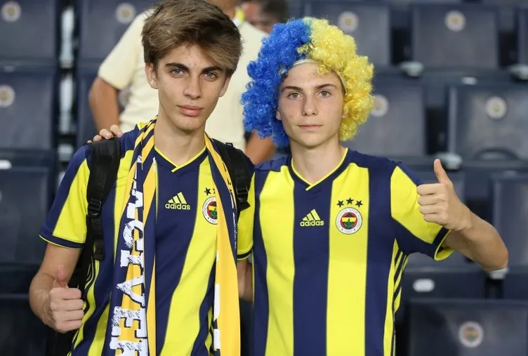 Fenerbahçe-Beşiktaş derbisinde tribünlerden renkli kareler