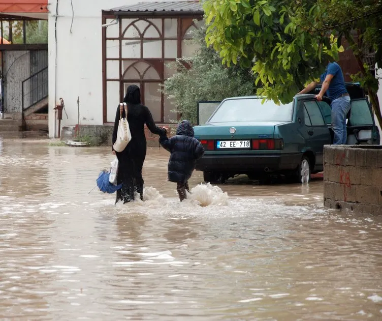 Mersin’de evler sular altında kaldı