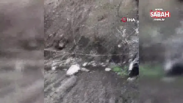 Yamaçtan kopan dev kayalar evin bahçesine düştü | Video