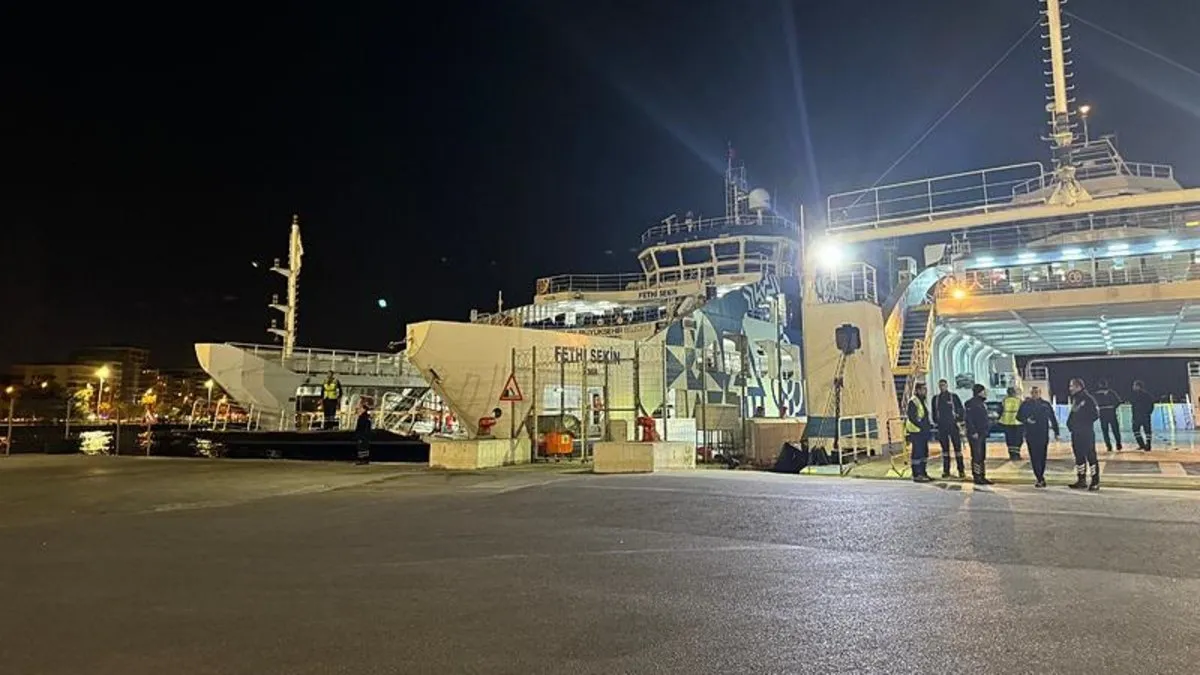 İzmir’de feribot iskeleye çarptı: 2 yaralı İzmir’de feribot iskeleye çarptı: 2 yaralı