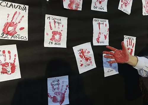 Binlerce kişi kadın cinayetlerine karşı sokakta