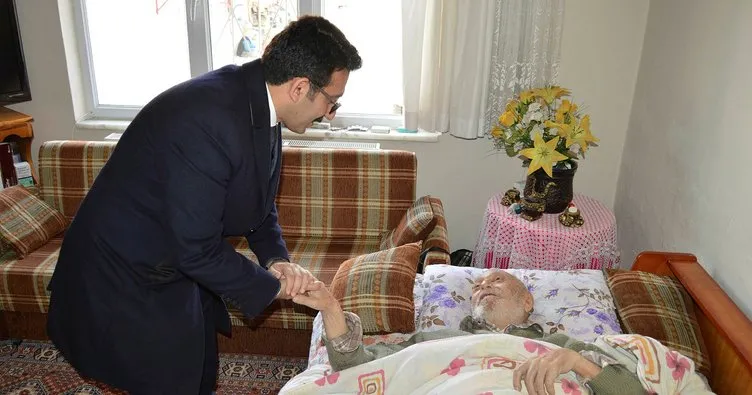 Başkan Mengi ev ev dolaşıp yaşlıları ziyaret etti