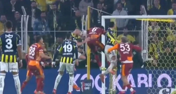 fenerbahce-galatasaray-derbisinin-var-kayitlari-aciklandi-iptal-edilen-golde-ne-konusuldu-1764695717870.jpeg