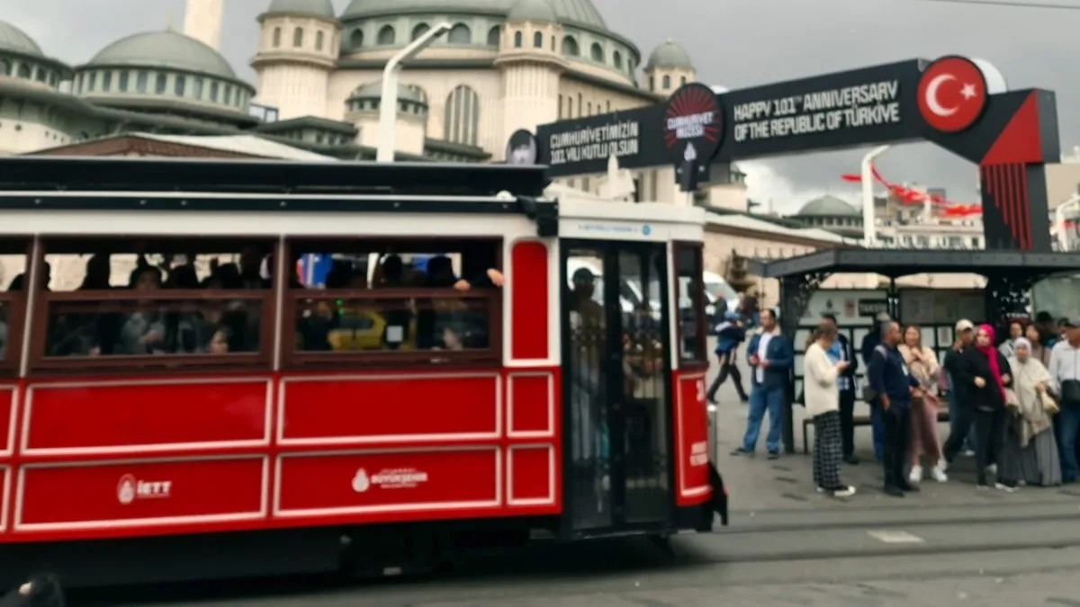 Şiddetli yağışlar yol çökertti! Ana caddedeki rögar taştı işyerini su bastı Şiddetli yağışlar yol çökertti! Ana caddedeki rögar taştı işyerini su bastı
