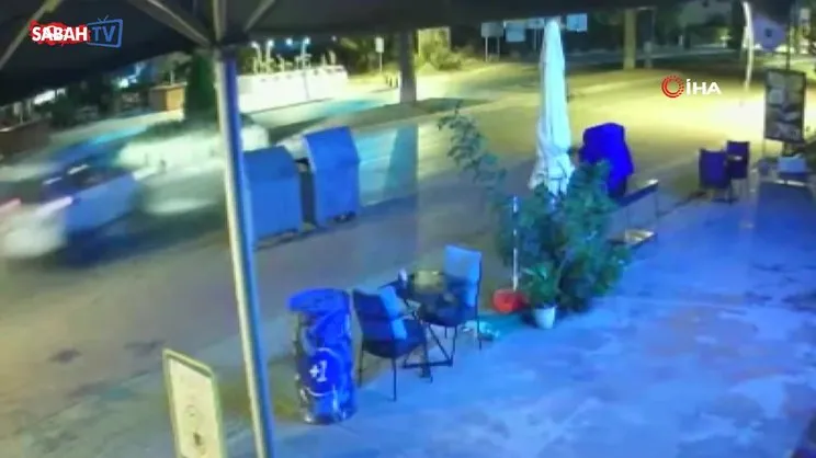 Antalya'da kontrolden çıkan otomobilin ağaca çarpma anı kamerada