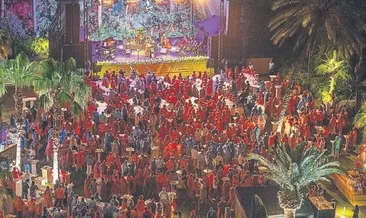 Yağmur altında romantik konser