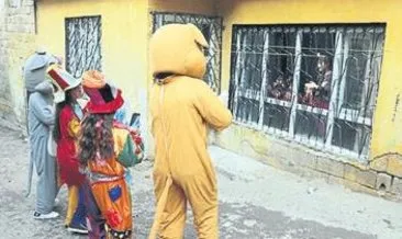 Palyaço kostümü giyerek çocukları eğlendirdiler