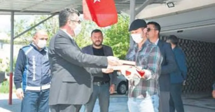 Esnafa bayrak ve Kur’an hediyesi