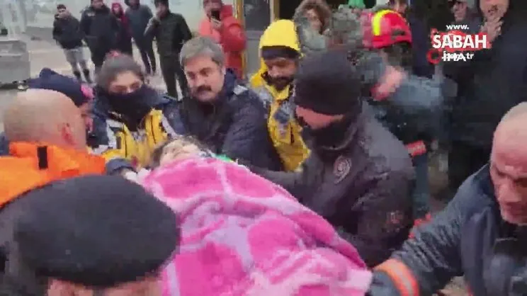 Minik Eylül 29 saat sonra enkazdan sağ çıkarıldı | Video