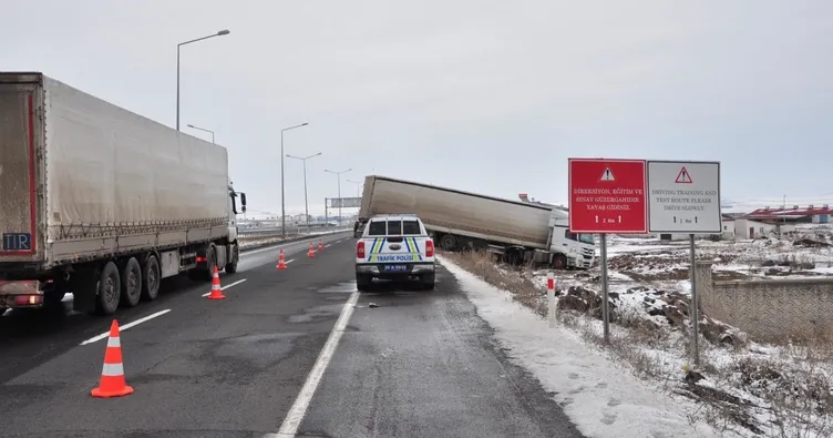 Kars-Ardahan kara yolunda gizli buzlanma alarmı: TIR yoldan çıktı!
