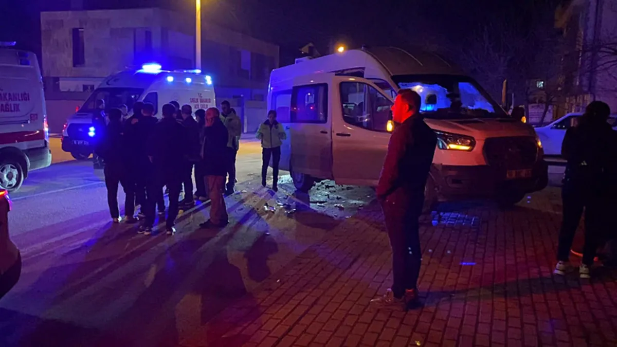 Bursa’da servis minibüsü ile otomobil çarpıştı: 9 yaralı Bursa’da servis minibüsü ile otomobil çarpıştı: 9 yaralı