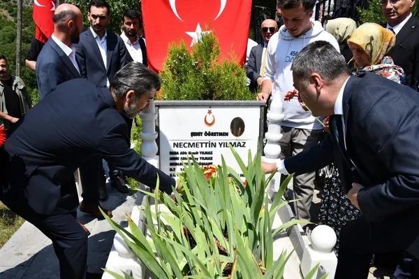 sehit-ogretmen-necmettin-yilmaz-olumunun-7yil-donumunde-kabri-basinda-anildi-1721133319945.jpg