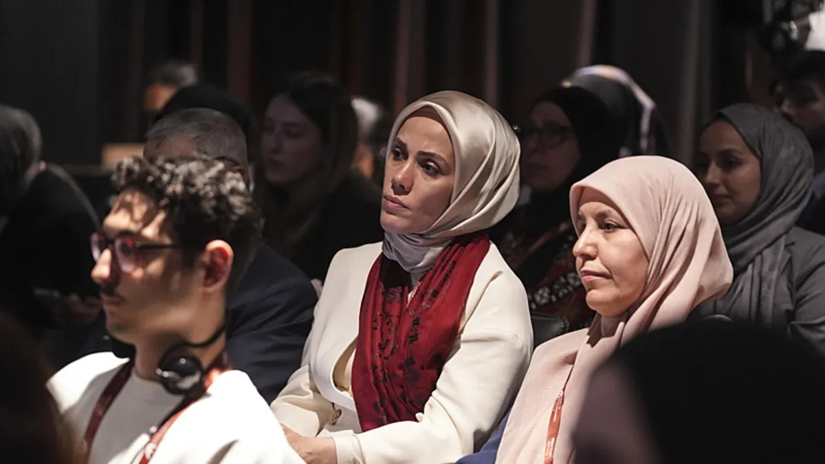 “Dekolonize Film Günleri” programında sömürgeciliğe karşı net duruş! Esra Albayrak’tan “İstanbul Perspektifi” vurgusu “Dekolonize Film Günleri” programında sömürgeciliğe karşı net duruş! Esra Albayrak’tan “İstanbul Perspektifi” vurgusu
