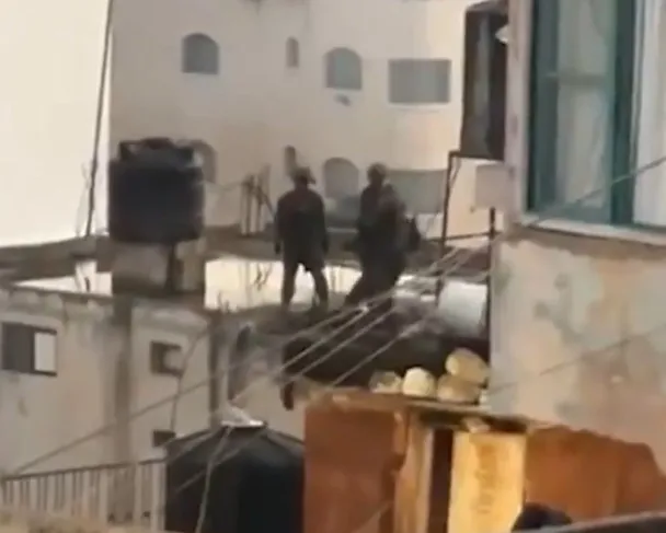 İsrail askerlerinin alçak görüntüleri! Katlettikleri Filistinlilerin naaşlarına işkence: Tekmeleyerek çatıdan attılar!