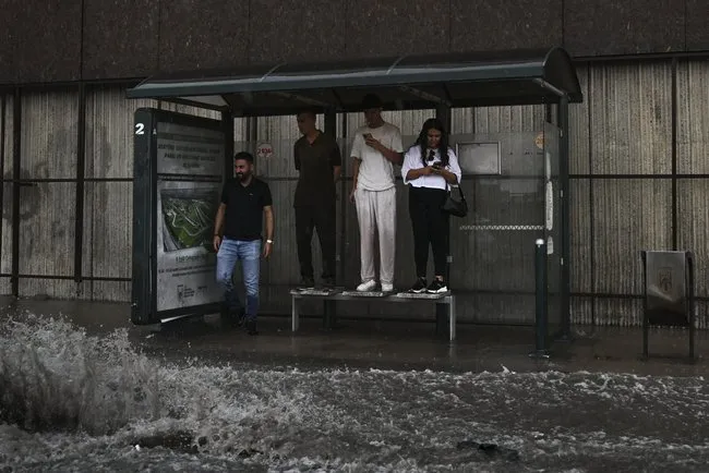 SON DAKİKA... Ankara’da sağanak şiddetini artırdı: Cadde ve sokaklar göle döndü!