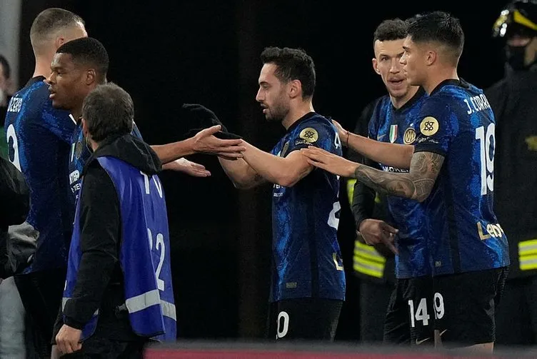 Son dakika: Dünya Hakan Çalhanoğlu’nu konuşuyor! Roma - Inter maçında olağanüstü gol