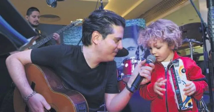 3 yaşındaki oğluyla şarkı söyledi