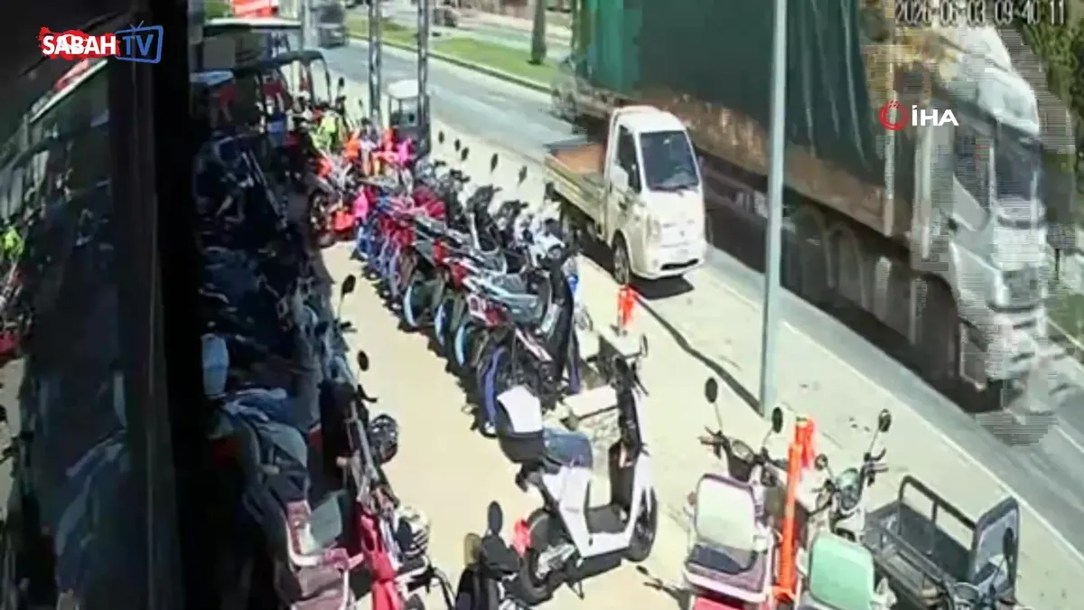 Motosiklet sürücüsü ölümden döndü! O anlar kamerada videosunu izle Motosiklet sürücüsü ölümden döndü! O anlar kamerada videosunu izle