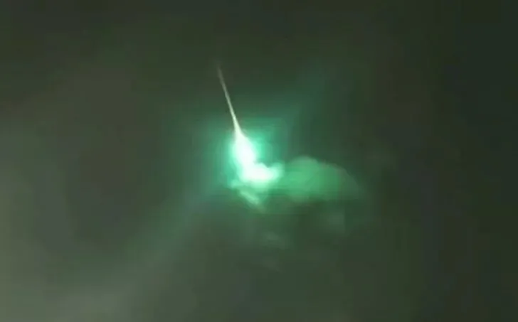 SON DAKİKA | İstanbul semalarındaki gizemli yeşil ışığın sırrı çözüldü! Türkiye Uzay Ajansı’ndan meteor açıklaması!