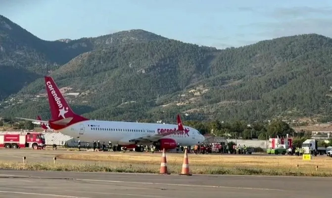 Antalya’da ön lastiği patlayan uçak park yerine çekildi