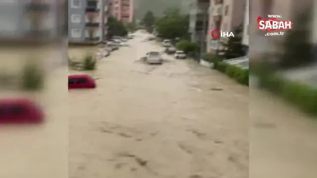 Sinop'taki selden dehşete düşüren görüntüler! Yollar çöktü, direkler devrildi, araçlar sel sularında sürüklendi | Video