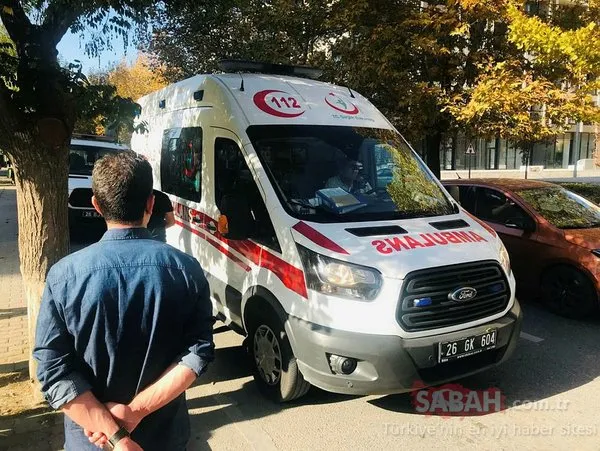Direksiyon başında bayılan sürücü, cam kırılarak araçtan çıkarıldı