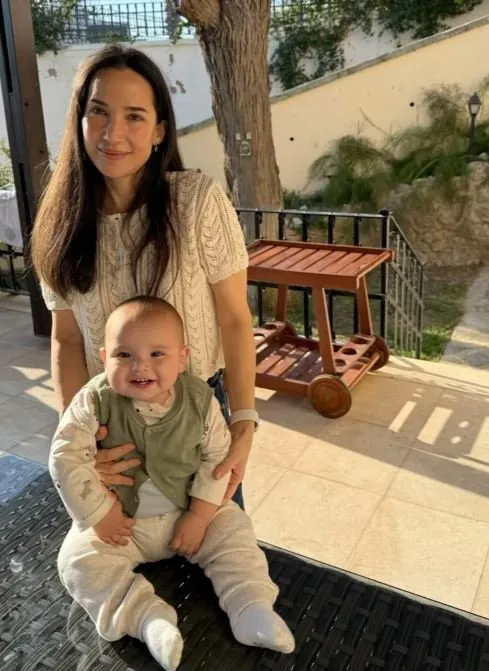 Minik Ömer annesine gülücükler saçtı! İpek Açar’dan oğlu Ömer ile eğlenceli video!