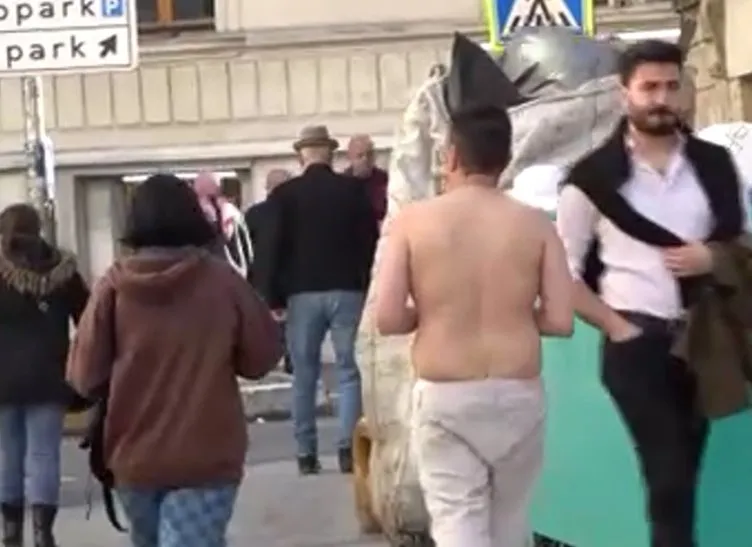 Taksim’de çıplak turist: Bir bakan bir daha baktı!