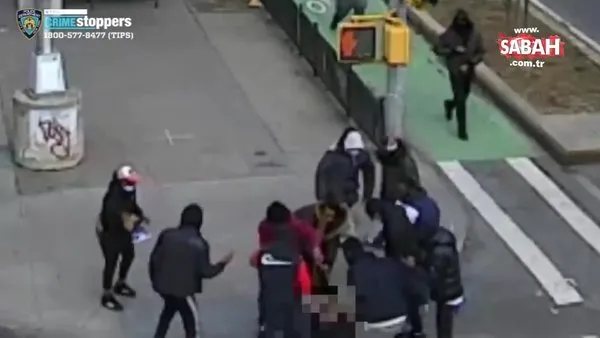 New York'ta çete üyeleri bir kişiyi sokak ortasında çırılçıplak soyup dövdü | Video