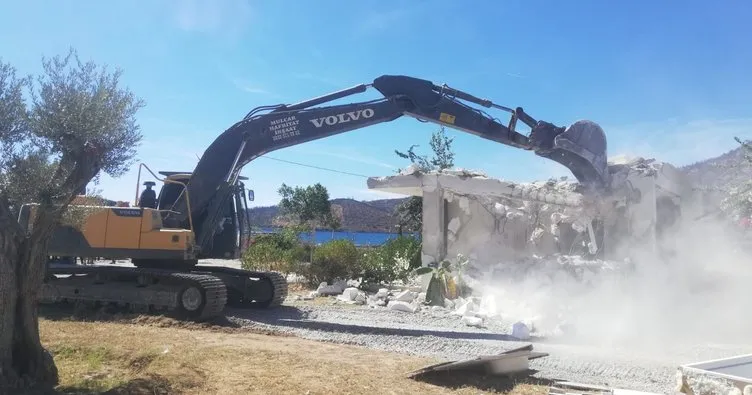 Dünyaca ünlü koyda kaçak lüks villalar yıkılıyor