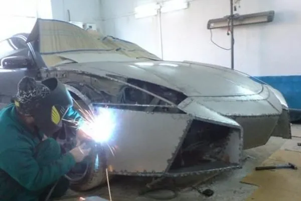 Hayallerindeki otomobili evinin garajında yaptı