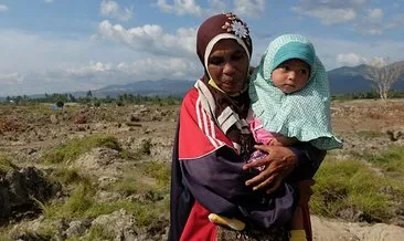 Endonezya’da depremzedeler evlerini omuzlayıp taşıdı
