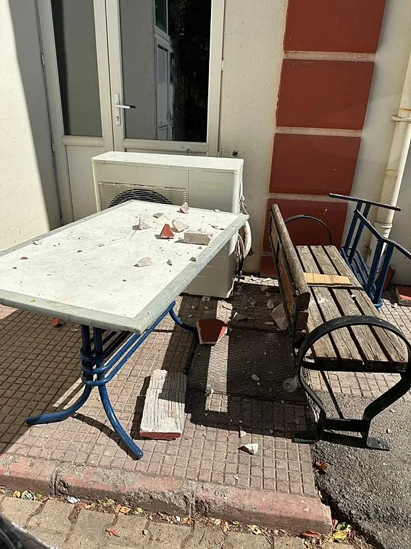 izmirde-pencereden-sarkitilan-15-yasindaki-cocuk-8-metreden-dustu-1758122977519.jpeg