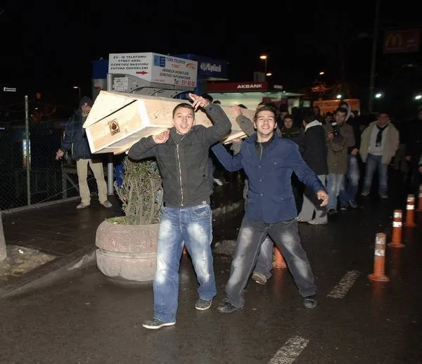 İntihar etmek isteyen gence vatandaş tabut fırlattı