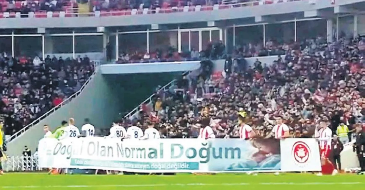 “Doğal Olan Normal Doğum” pankartı hedefine ulaştı: Maçtan çok bu tartışıldı!