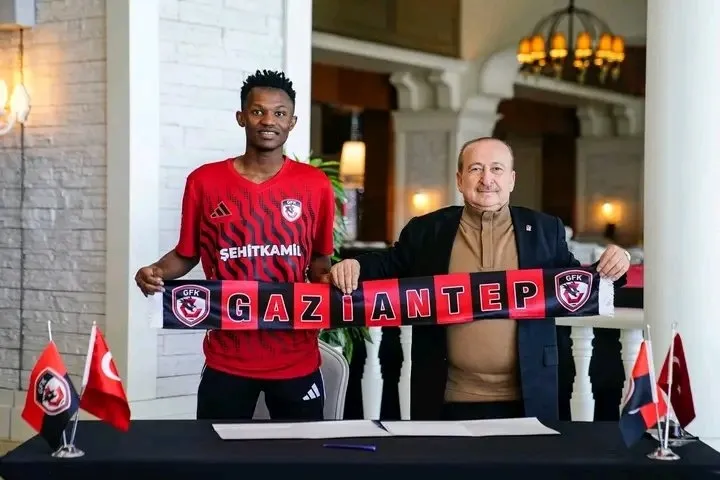 Süper Lig’de transferler peş peşe açıklandı! İşte atılan tüm imzalar...