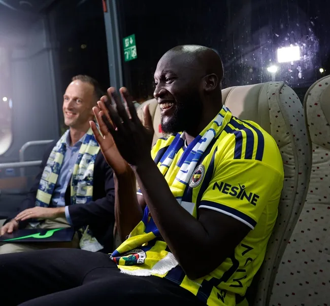 son-dakika-fenerbahce-romelu-lukakuyu-resmen-acikladi-belcikali-golcu-istanbula-geldi-1786567885131.jpg