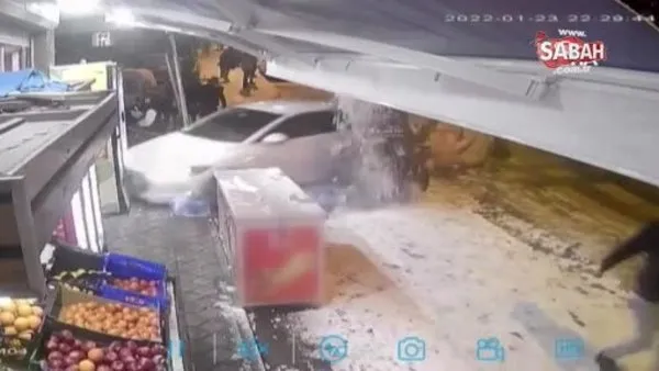 Esenyurt'ta kayganlaşan yolda direksiyon hakimiyetini kaybeden sürücü markete böyle daldı | Video