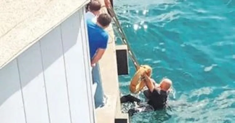 Denize atlayan turisti Rumen turist kurtardı