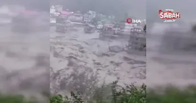 Hindistan’daki sel felaketinde 10 ölü, 22 yaralı | Video