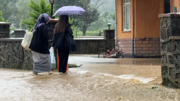 rizenin-pazar-ilcesinde-siddetli-yagis-hayati-olumsuz-etkiledi-1793444718936.jpg