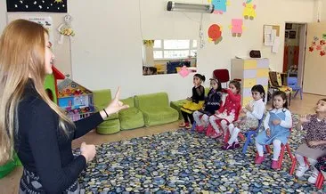 Ana sınıfı öğrencilerine gönüllü işaret dili eğitimi veriyor