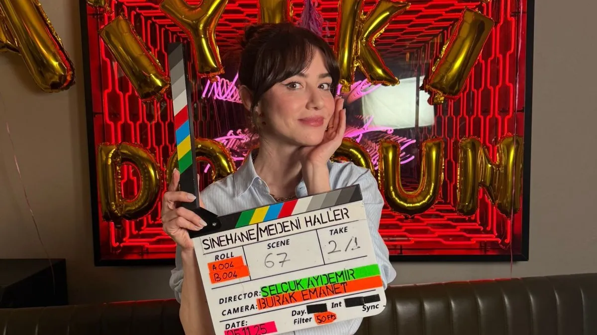 Zıtlıkların aşkı “Medeni Hâller” sete çıktı! Setten ilk kareler paylaşıldı… Zıtlıkların aşkı “Medeni Hâller” sete çıktı! Setten ilk kareler paylaşıldı…