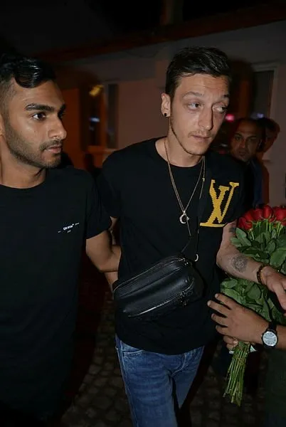 Mesut Ãzil'den seyyar çiçek satıcılarına tepki