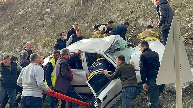 Balıkesir’de otobüsle otomobil çarpıştı: Feci kazada 2 kişi öldü, 21 kişi yaralandı!