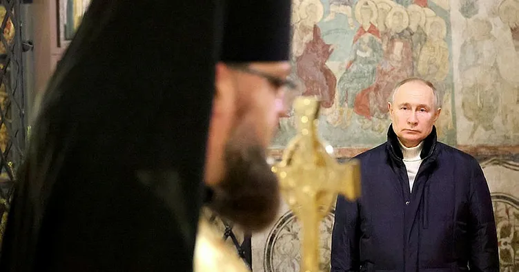 Putin, tek başına Noel ayinine katıldı