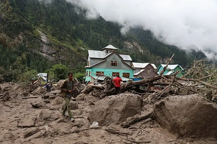 Hindistan’da doğal afet alarmı: Köprü çöktü arabalar devrildi